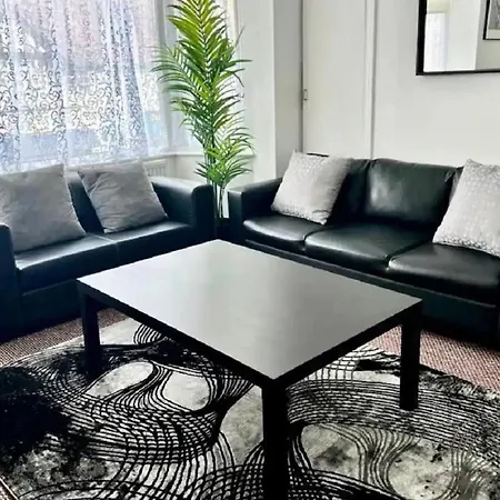 Entire 2-Bedroom Stylish Flat, Wembley Park